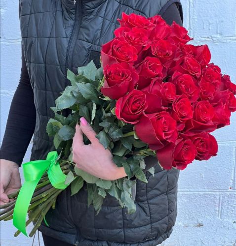 "Севилья"- букет из красных роз с доставкой по городу по Ак-Довураку